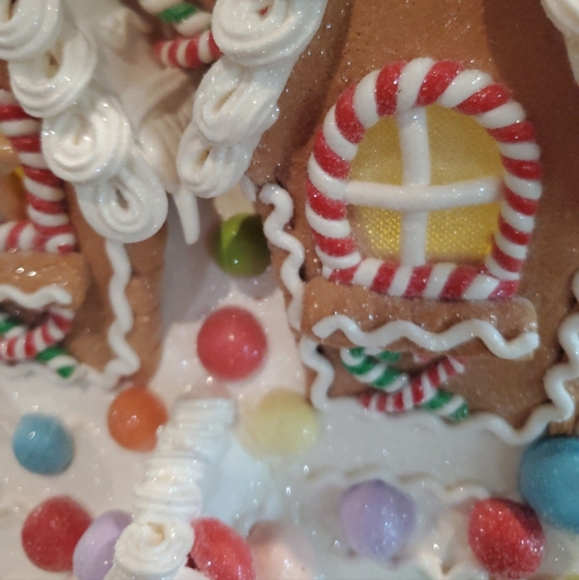 Whimsical Ice Cream Gingerbread House-NWT - Picture 10 of 13